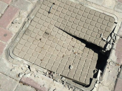 Треснувший люк прикрывает глубокий колодец около памятника «Солдату» в Шахтах 