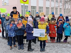 Юные инспектора дорожного движения из школы № 25 напомнили шахтинцам о вежливости на дорогах