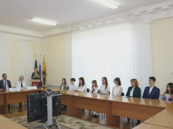 Главное не вручить, а научить: юные граждане Шахт получили свой главный в жизни документ