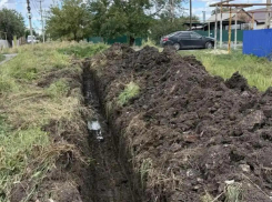 На Воровском круге в Шахтах начали ремонт аварийного водопровода