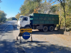 Автодорогу ХБК-Артем в Шахтах очищают от грунта после ремонта