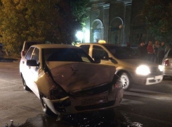 Сразу четыре автомобиля собрала авария на улице Садовой в Шахтах