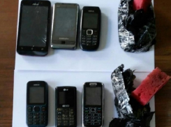 Тринадцать телефонов пытались перебросить в шахтинскую колонию