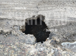 Дорога начала обрушаться из-за утечки воды в районе Красина в Шахтах