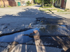 Дорогу Минского переулка в Шахтах круглосуточно размывает канализацией