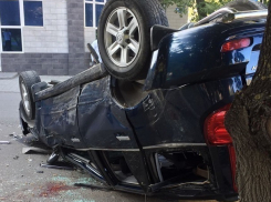 «Шевроле» врезался в иномарку, от чего та ударилась о бордюр и перевернулась