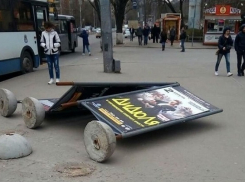 В Шахтах ожидается дальнейшее усиление ветра при порывах до 28 м/с