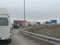 На трассе М-4 «Дон» в районе Шахт наблюдаются затруднения в движении