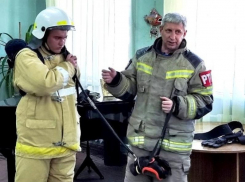 Шахтинские студенты примерили пожарные экипировки и узнали о трудностях работы в пожарной охране
