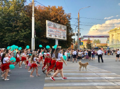 «Каждый год мы собираемся на Советской и идем одной и той же дорогой - вперед»: шахтинцы прошагали по главной улице в День города
