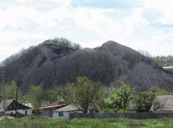 В Шахтах начали разбирать террикон на Комправде. Хотя ранее власти обещали не проводить подобные работы