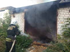 В поселке Артем в Шахтах загорелось бесхозное строение