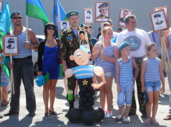 «Надувной братан» присоединился к празднику десантников на аэродроме