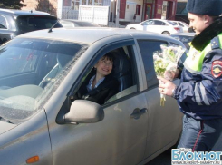 В Шахтах поздравили автолюбительниц
