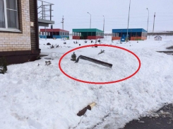 Снег с крыши детского сада рухнул на пешеходную дорожку в Каменоломнях под Шахтами