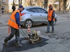 В Шахтах власти города отчиталась о проведении ямочного ремонта на восьми улицах