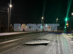 Ловушки для колёс расставлены по переулку Донской в Шахтах