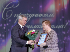 «За заслуги в воспитании детей»: объявлен прием документов на получение почетных наград Губернатора