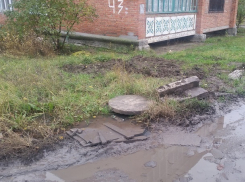 «Мы вынуждены ходить по болотам и ездить в окружении чудо-веток», - возмущена качеством ремонта жительница Шахт