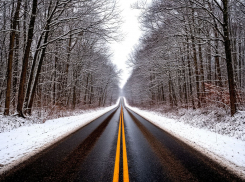 Машину начало вертеть: о дорогах в Шахтах в зимний период рассказали жители города