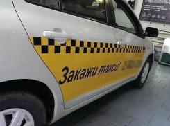 В Шахтах находчивый таксист завез клиента, который пытался его ограбить, в полицию