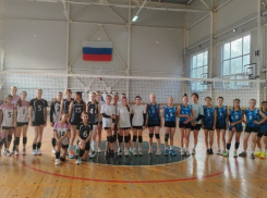 В Шахтах состоялось волейбольное соревнование среди девичьих команд 