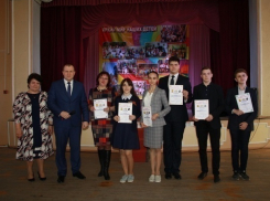 Самых умных шахтинских школьников наградили дипломами победителей научной конференции 