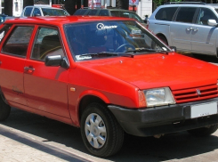 В Шахтах угнали красную «девятку»