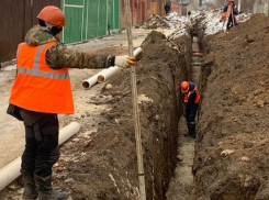 Бригада водоканала меняет большой участок канализации по переулку Линейный