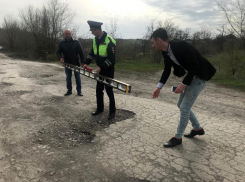 Какова глубина: шахтинские общественники вместе с сотрудниками ГИБДД мерили ямы на дорогах