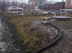 В Шахтах уже целый месяц затапливает одну из улиц недалеко от центра города