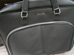 Сумка с 12 тысячами рублей была похищена из незапертой легковушки в Шахтах