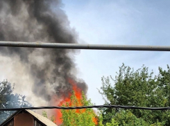 На улице 2-я Конечная в Шахтах горят сразу несколько домов