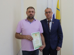 Шахтинцев наградили за общественно-полезную деятельность