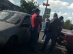 В Шахтах не смогли разъехаться ВАЗ-2106 и «Калина»