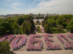 В Шахтах сотни студентов выстроили слова «Спасибо», «Победа» и «Шахты»
