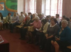 Старенькому ветерану не давали слова  во время встречи сити-менеджера с жителями поселка Петровка в Шахтах