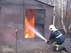 В Шахтах на Новогородской сгорел гараж