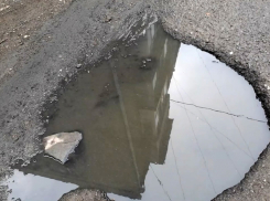 Все реки текут! Во дворах по Индустриальной периодически наступает канализационный коллапс