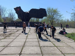 Субботник прошел в поселке Аютинский 
