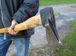 Шахтинец, прогуливаясь по улицам с топором, попутно ограбил магазин