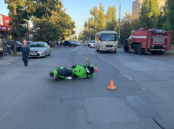 Мотоциклист потерял управление, опрокинулся и влетел в автомобиль «Mitsubishi»