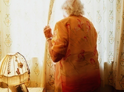 В Шахтах упала с третьего этажа и разбилась насмерть 76-летняя пенсионерка