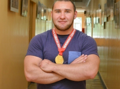 В чемпионате по пауэрлифтингу 100 килограммовый спортсмен-шахтинец завоевал золотую медаль