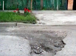 Дорожные рабочие, латавшие Карла Маркса, забыли про самую большую яму на проспекте