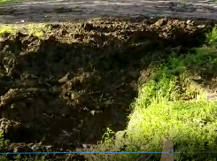 «Нас заливает талыми водами и порывами в водоводе», - бьют тревогу жители дома в поселке Петровка