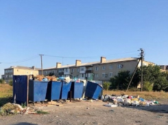 Традиционный салют в День шахтера жители Аюты в Шахтах смотрели из-за традиционных мусорных куч
