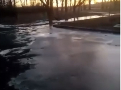 Вход в школу №39 в Шахтах затопило канализацией