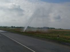 Мощный коммунальный фонтан, высотой несколько метров, забил недалеко от Шахт