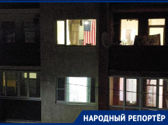 Вместо одной из штор на окне квартиры в Шахтах американский флаг